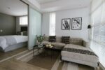 Wohn und Schlafzimmer in einem Raum mit Trennwand