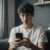 Junge am Handy