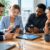 Team analysiert Mobilfunktarife und Smartphone-Kosten im Unternehmen – KI-generiertes Bild (KI)